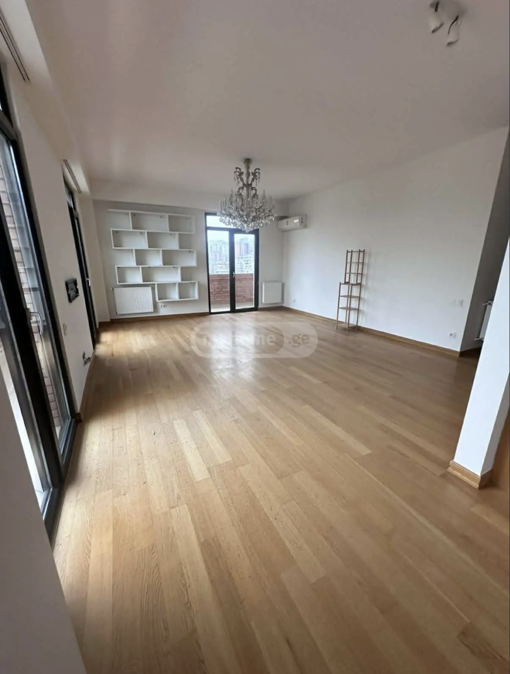 ქირავდება 5 ოთახიანი ბინა საბურთალოზე